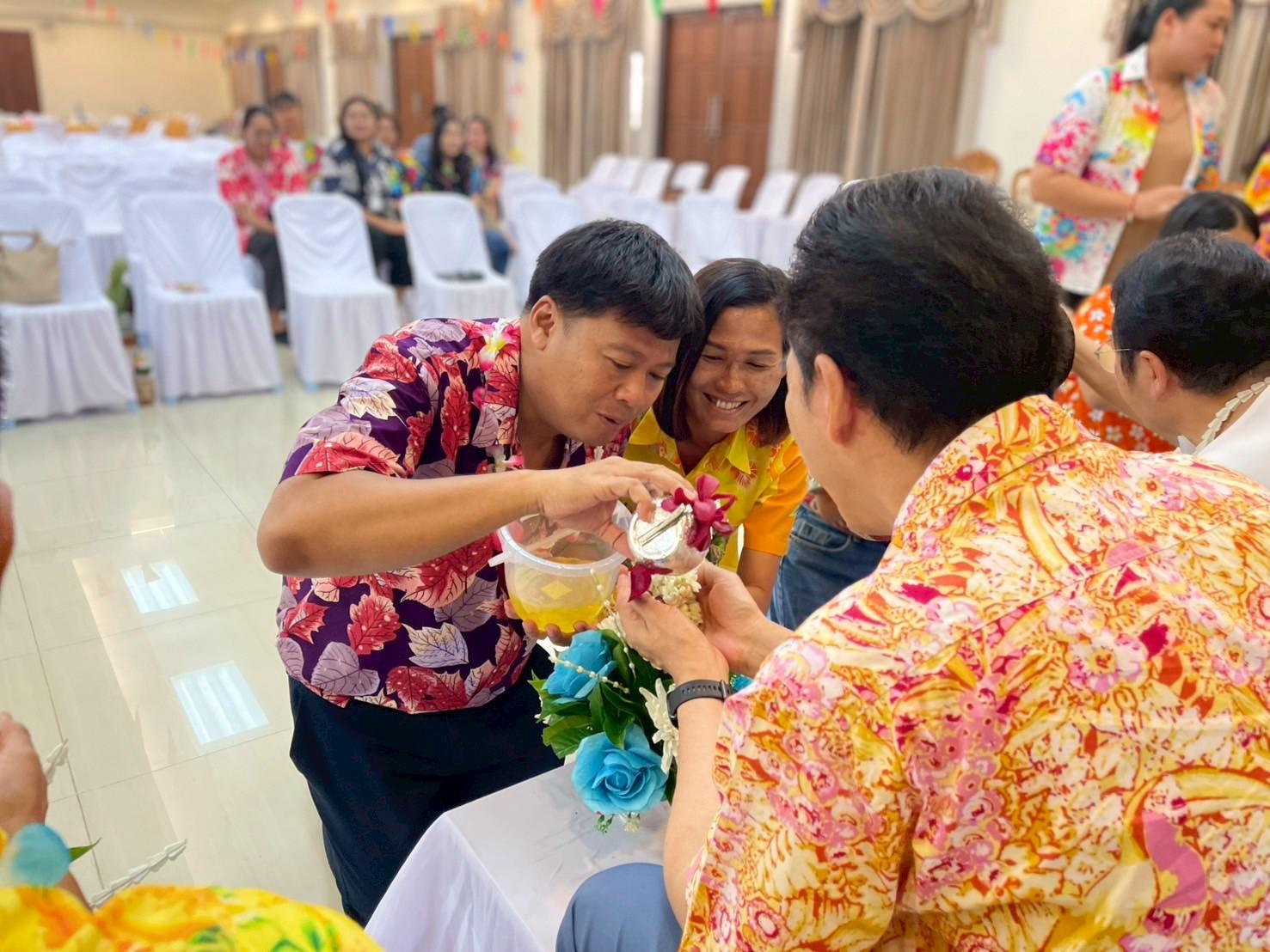 346. วันที่ 26 เมษายน 2568 สาขาการบริหารการศึกษา ได้จัดกิจกรรมรดน้ำดำหัวคณาจารย์ระดับบัณฑิตศึกษา ประจำสาขาการบริหารการศึกษา ณ ห้องประชุมครุร่มสัก 1 ชั้น 3 อาคารคณะครุศาสตร์